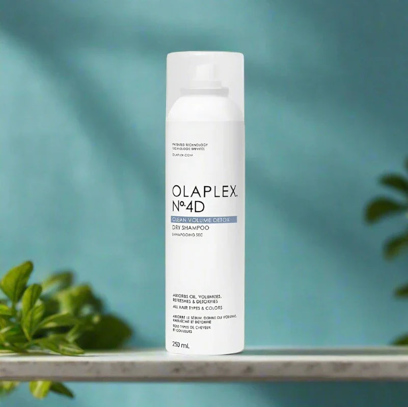 Olaplex 4D Clean Volume Detox Dry Shampoo 200 ml can, designed to refresh and add volume to hair while absorbing excess oil.